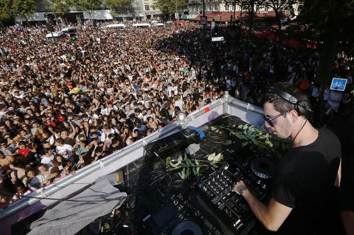 Un DJ anime la Techno Parade face à la foule, le 13 septembre 2014
 (Thomas Samson / AFP)