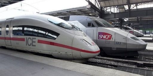 Rames de l'ICE de Siemens et du TGV d'Alstom côte à côte. (JACQUES DEMARTHON / AFP)