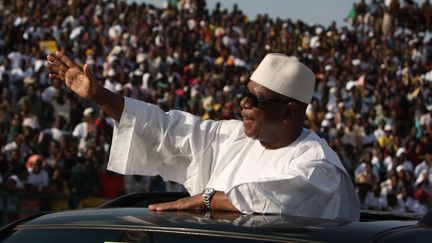 Ibrahim Boubacar Ke&iuml;ta, candidat &agrave; l'&eacute;lection pr&eacute;sidentielle au Mali, salue ses supporters au stade du 26-Mars, &agrave; Bamarako, le 7 juillet 2013. (HAROUNA TRAORE / AP / SIPA)