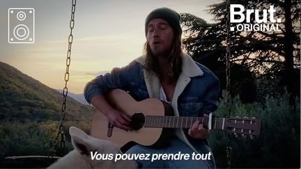 Julien Doré est confiné dans le Sud de la France. Il voulait partager avec vous son titre acoustique "Nous".