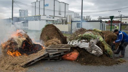 Des producteurs laitiers manifestent devant la laiterie &agrave; Cr&eacute;hen (C&ocirc;tes-d'Armor), le 24 juillet 2015.&nbsp; (  MAXPPP)