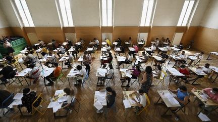 Des élèves devant leur copie lors du baccalauréat 2021 à Strasbourg, le 17 juin 2021. (FREDERICK FLORIN / AFP)