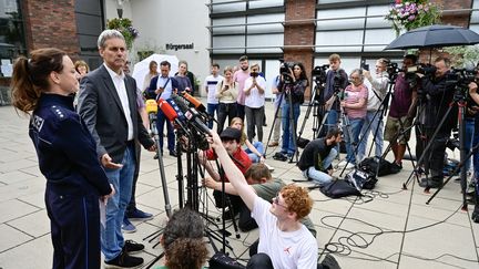 La porte-parole de la police allemande et le maire de Kleinmachnow (Allemagne), où la "lionne" a d'abord été signalée, le 20 juillet 2023. (JOHN MACDOUGALL / AFP)