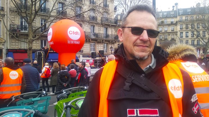 Christophe, 55 ans, afficheur dans une entreprise publicitaire et délégué syndical, lors d'une manifestation contre la réforme des retraites, à Paris, le 23 mars 2023. (LOLA SCANDELLA/FRANCEINFO)