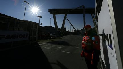 Les travaux de démolition des ruines du pont Morandi sont imminents (15 décembre 2018). (FILIPPO MONTEFORTE / AFP)