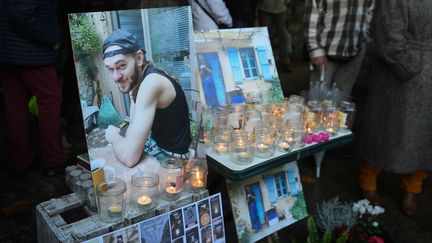 Une photo de Morgan Keane, exposé lors d'un hommage au jeune homme tué par un tir de chasse en décembre 2020, le 4 décembre 2021 à Cajarc (Lot). (VALENTINE CHAPUIS / AFP)