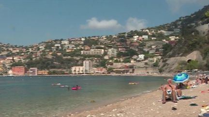 Les températures avoisinent 20 à&nbsp;25°C&nbsp;dans la journée du mardi 26 juillet, dans le sud-est de la France.&nbsp;Le bain de mer n'est pas forcément idéal pour se rafraîchir, car la température de la Méditerranée bat tous les records.&nbsp;Une mauvaise nouvelle pour l'écosystème marin. (FRANCE 3)