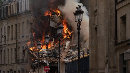 Une explosion suivie d'un incendie d'un bâtiment rue Saint-Jacques à Paris, le 21 juin 2023. (ABDULMONAM EASSA / AFP)