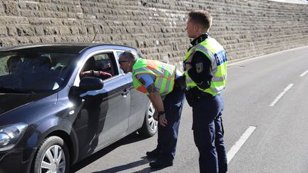 Des policiers allemands contrôlent un automobiliste, à la frontière française, lundi 16 mars 2020. (BENJAMIN LISS / DPA / AFP)