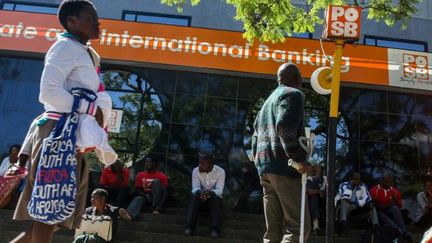 Des Zimbabwéens font la queue pour retirer des espèces le 5 mai 2016 à Harare (Zimbabwe).  (JEKESAI NJIKIZANA / AFP)