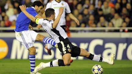 Raul, joueur de Schalke, face au défenseur de Valence Navarro