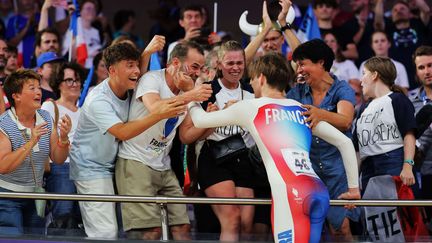 Le paracycliste Gatien Le Rousseau fête avec ses proches sa médaille de bronze sur la poursuite individuelle C4, aux Jeux paralympiques de Paris, le 31 août 2024 à Saint-Quentin-en-Yvelines (Yvelines). (ALEX WHITEHEAD / SWPIX.COM / SHUTTER / SIPA)