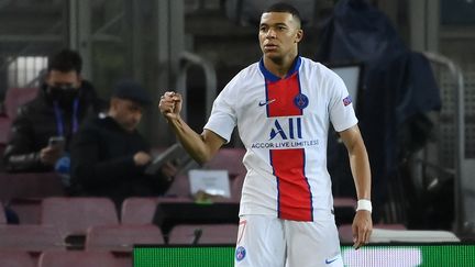 Kylian Mbappé, triple buteur contre le Barça en 8e de finale aller de Ligue des champions, le 16 février 2021. (LLUIS GENE / AFP)