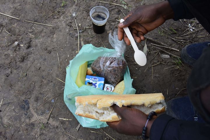 Le petit déjeuner distribué par l'association Salam, le 2 décembre 2021 à Calais (Pas-de-Calais).&nbsp; (JULIETTE CAMPION / FRANCEINFO)