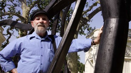 Le peintre et sculpteur Frans Krajcberg ici à Paris, au Jardin de Bagatelle, en 2005.
 (JOEL ROBINE / AFP)