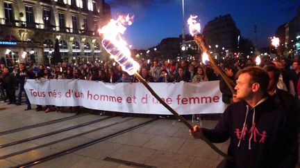 A Bordeaux, les anti-mariage pour tous ont d&eacute;fil&eacute; au flambeau. (MEHDI FEDOUACH / AFP)