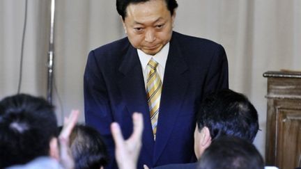 Yukio Hatoyama écoutant des membres de son parti, après l'annonce de sa démission (2-6-2010) (AFP - Yoshikazu TSUNO)