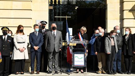 Le maire de Rambouillet Véronique Matillon, devant notamment la ministre de la Citoyenneté Marlène Schiappa, le ministre de l'Intérieur Gérald Darmanin et le président du Sénat Gérard Larcher&nbsp;lors du&nbsp;rassemblement&nbsp;rendant hommage à&nbsp;Stéphanie M., tuée vendredi 23 avril dans un attentat. (BERTRAND GUAY / AFP)