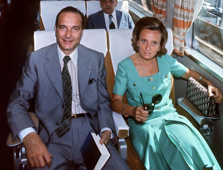 Jacques Chirac et son épouse Bernadette voyagent à bord du train Tokaido, reliant Tokyo à Osaka (Japon), le 2 août 1976. (AFP)