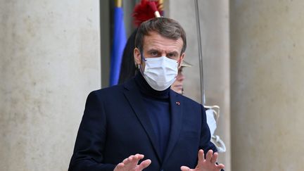 Le président français Emmanuel Macron sur le perron de l'Elysée, à Paris, le 20 décembre 2021. (MAXPPP)