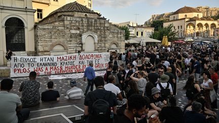 Manuifestation de soutien aux victimes du naufrage du chalutier à Pylos (Grece), le 28 juin 2023. (LOUISA GOULIAMAKI / AFP)