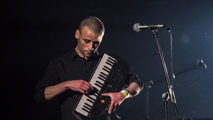 Le chanteur et musicien algérien, Mohamed Lamouri, sur la scène du théatre Jacques Cœur.&nbsp;Photo prise le 20 avril 2019, à la 43e édition du Printemps de Bourges.&nbsp; (GUILLAUME SOUVANT / AFP)