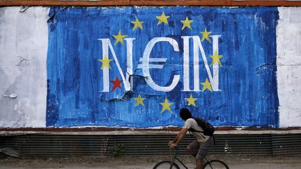 Un "non" en allemand au milieu du drapeau europ&eacute;en, r&eacute;f&eacute;rence &agrave; l'intransigeance de la chanceli&egrave;re Angela Merkel dans les n&eacute;gociations avec Ath&egrave;nes. Le 28 juin 2015, &agrave;&nbsp;quelques jour du r&eacute;f&eacute;rendum, cette peinture orne un mur d'Ath&egrave;nes. (ALKIS KONSTANTINIDIS / REUTERS)