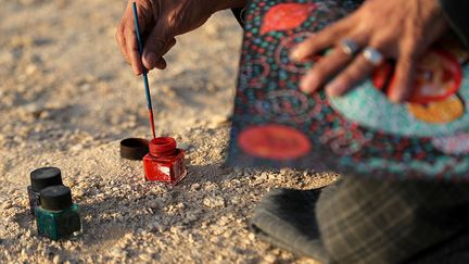 Plus tard, il devient membre du syndicat des Beaux-Arts et de l'Atelier du Caire, mais décide de rester vivre dans son village natal, sa principale source d'inspiration. Désireux de préserver un savoir-faire traditionnel, il crée ses propres couleurs à l'aide de matériaux naturel: boue, argile, herbe, feuilles et épices. (MOHAMED ABD EL GHANY/REUTERS)