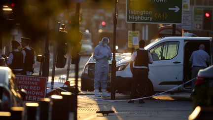 Des policiers près de la mosquée de Finsbury Park, à Londres, devant laquelle une camionnette a percuté plusieurs personnes, peu après minuit, lundi 19 juin 2017.&nbsp; (DANIEL LEAL-OLIVAS / AFP)