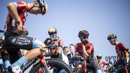 Les coureurs de Bahreïn-Victorious lors de la course organisée par le Tour de Suisse, en mémoire à leur défunt coéquipier Gino Mäder, le 16 juin 2023. (MAXPPP)