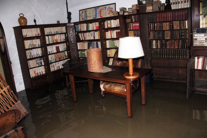 Les livres de la bibliothèque Elsa Triolet Aragon ont souffert des inondations
 (Gilles Mainvis / Mairie de Saint-Arnoult-en-Yvelines)