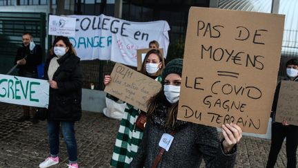 Des enseignants grévistes en Lorraine pour protester contre l'insuffisance du protocole sanitaire contre le Covid-19, le 10 novembre 2020. (PIERRE HECKLER / MAXPPP)