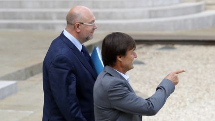 Le ministre de l'Agriculture, Stéphane Travert (à gauche) et celui de l'Ecologie, Nicolas Hulot (à droite) dans la cour du palais de l'Elysée le 28 juin 2017. (PATRICK KOVARIK / AFP)