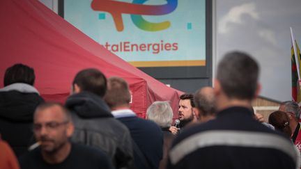 Le secrétaire général de la raffinerie TotalEnergy en Normandie, Alexis Antonioli, s'exprime devant des syndicalistes et des salariés réunis à Gonfreville-l'Orcher, près du Havre, le 10 octobre 2022. (LOU BENOIST / AFP)