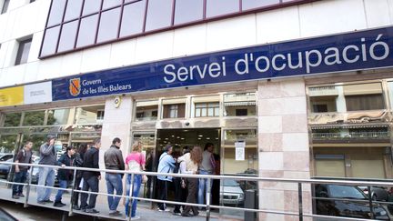 Des Espagnols patientent devant une agence de l'emploi espagnole &agrave; Palma de Majorque, le 27 avril 2012. (JAIME REINA / AFP)