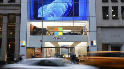 Une boutique Microsoft à New York (Etats Unis), le 3 avril 2024. (MICHAEL M. SANTIAGO / GETTY IMAGES NORTH AMERICA / AFP)