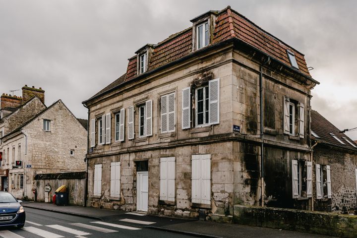 L'ancien appartement de Kevin Matteuzzi se trouvait dans cet immeuble en mauvais état. (PIERRE MOREL / FRANCEINFO)