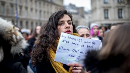 Ces manifestants réclament l'égalité salariale entre hommes et femmes, le 7 novembre 2016 à Paris. (MICHAEL BUNEL / NURPHOTO)