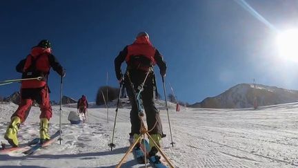 Trois copains niçois se sont lancé un défi complètement fou, dans les Alpes-Maritimes.&nbsp;Ils préparent une grande expédition au pôle Nord, avec dans l’idée de parcourir trois-cents kilomètres à ski, dans des conditions évidemment extrêmes.&nbsp;Le départ est prévu au mois de mars, en attendant, c’est entraînement intensif. (CAPTURE ECRAN FRANCE 2)