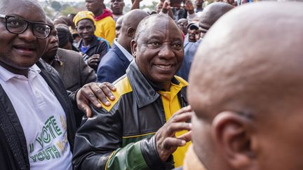 Le président sud-africain&nbsp;Cyril Ramaphosa salue ses partisans après une réunion électorale de son parti, le Congrès national africain (ANC), à Alexandra (banlieue de Johannesburg), le 11 avril 2019.&nbsp; (WIKUS DE WET / AFP)