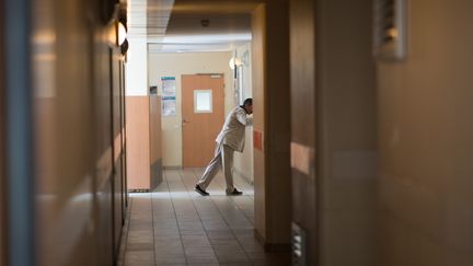 Un patient dans le couloir d'un hôpital psychiatrique, à Bondy (Seine-Saint-Denis). Photo d'illustration. (LOIC VENANCE / AFP)