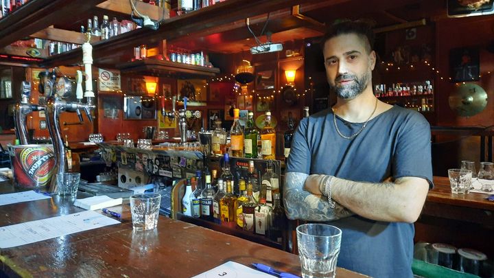 Matan, l'un des responsables du Beauch Club, à Tel-Aviv. (WILLY MOREAU / FRANCEINFO / RADIO FRANCE)