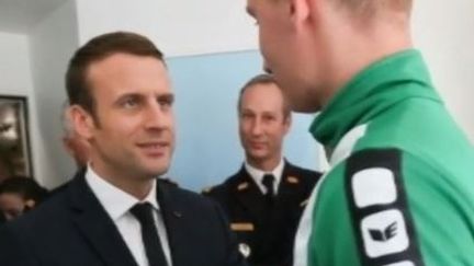 Emmanuel Macron au chevet des soldats blessés