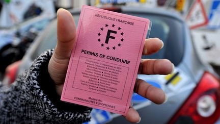 Une personne pr&eacute;sente son permis de conduire, le 13 janvier 2009 &agrave; Caen (Calvados). (MYCHELE DANIAU / AFP)