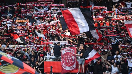 Les supporters des Aiglons dans l'une des tribunes de l'Allianz Riviera, lors du match entre Nice et Saint-Etienne, le 11 mai 2022. (CLEMENT MAHOUDEAU / AFP)