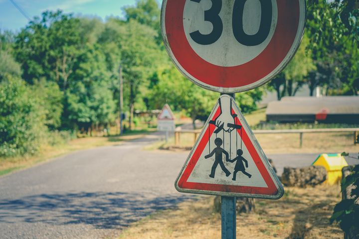 Panneau routier détourné par le street artiste Likeca (LIKECA)