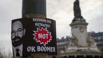 L'expression "ok boomer" est inscrite sur une pancarte lors des manifestations contre la réforme des retraites en décembre 2019. (SÉBASTIEN MUYLAERT / MAXPPP)