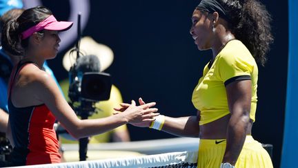 Serena Williams serre la main de la Taïwanaise Su-Wei Hsieh après sa victoire au deuxième tour de l'Open d'Australie.  (PETER PARKS / AFP)