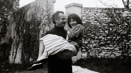 Georges Brassens et la jeune Agathe Fallet en mai 1962 à Crespières (Yvelines), en couverture d'un très touchant concentré&nbsp;de souvenirs (ÉDITIONS DES ÉQUATEURS)