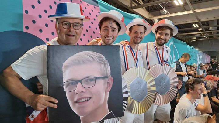 Des supporters tricolores arborent fièrement un portrait "fait maison" de Félix Lebrun, lors de son 8e de finale du tournoi de tennis de table aux Jeux olympiques de Paris, le 31 juillet 2024. (PIERRE GODON / FRANCEINFO)